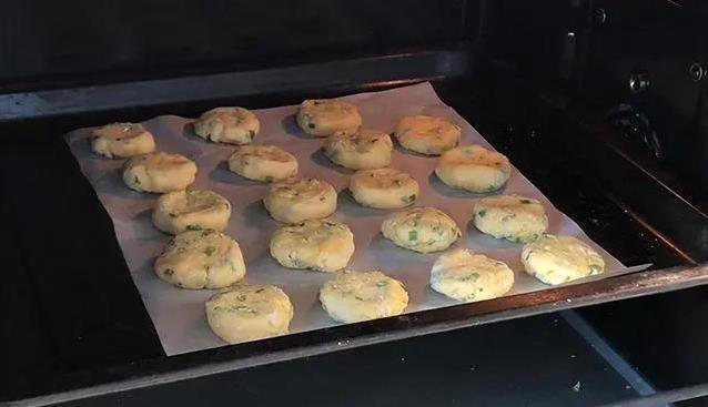 厨房小白也能做，葱香小饼半小时出炉，酥到全家抢着吃