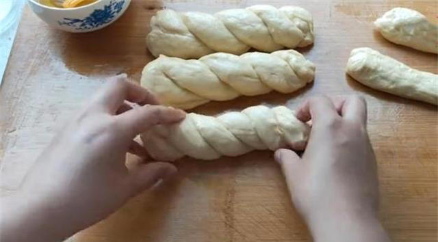 懒人面包，不用揉出膜，我用擀面，一个小妙招，个个柔软又拉丝