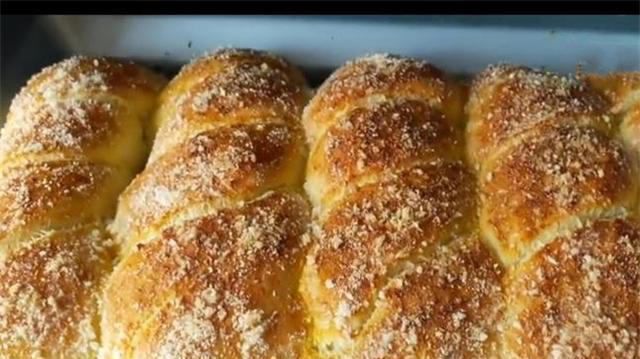 懒人面包，不用揉出膜，我用擀面，一个小妙招，个个柔软又拉丝