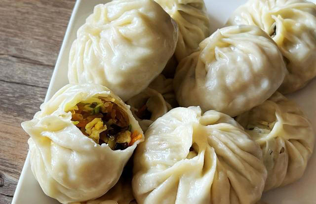 一种馅两种做法，不发面不烫面，皮薄馅大好吃，蒸两锅不够吃