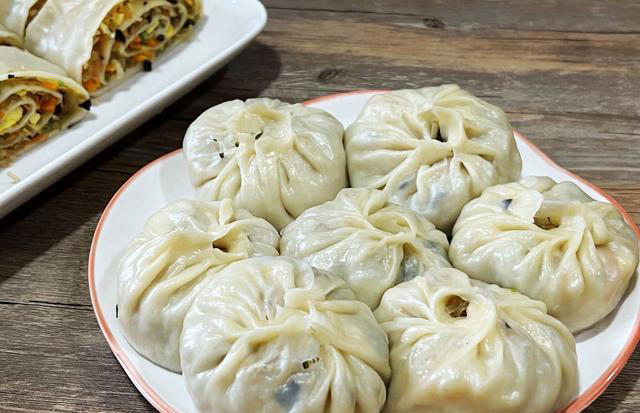 一种馅两种做法，不发面不烫面，皮薄馅大好吃，蒸两锅不够吃