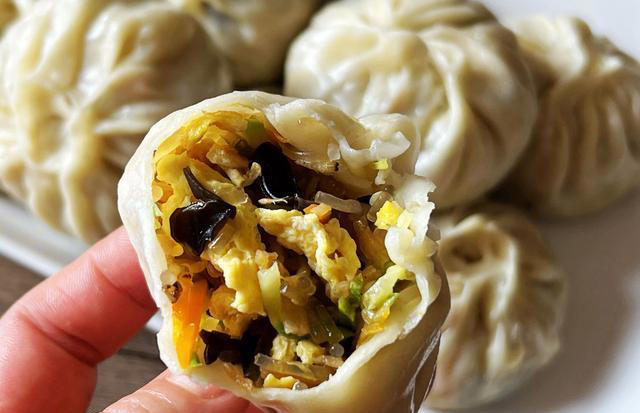 一种馅两种做法，不发面不烫面，皮薄馅大好吃，蒸两锅不够吃