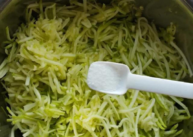 做馅饼，记住不要用凉水或者开水和面，教你正确做法，柔软又筋道