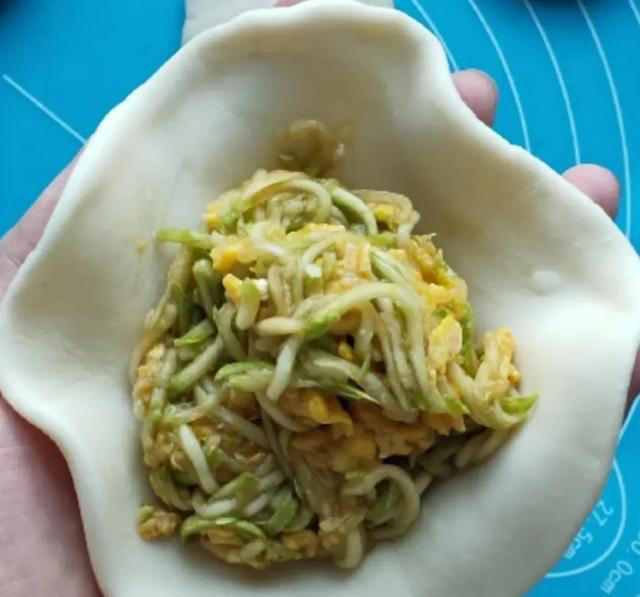 做馅饼，记住不要用凉水或者开水和面，教你正确做法，柔软又筋道