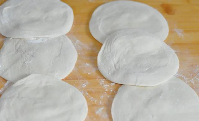 做馅饼，记住不要用凉水或者开水和面，教你正确做法，柔软又筋道