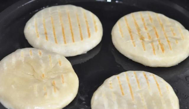 做馅饼，记住不要用凉水或者开水和面，教你正确做法，柔软又筋道