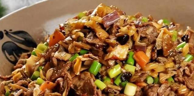 炒花生米的好方法，只需半勺油，粒粒酥脆，放7天都不返潮！