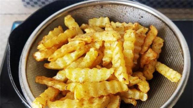 教你在家简单炸薯条，金黄酥脆，干香入味，好吃又实惠