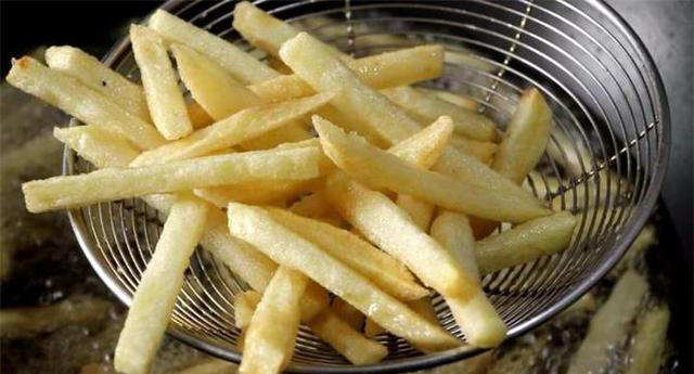 教你在家简单炸薯条，金黄酥脆，干香入味，好吃又实惠