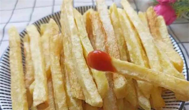 教你在家简单炸薯条，金黄酥脆，干香入味，好吃又实惠