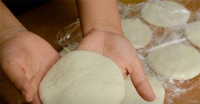 家常发面饼新做法，到锅个个起大泡，暄软又蓬松，比面包还好吃