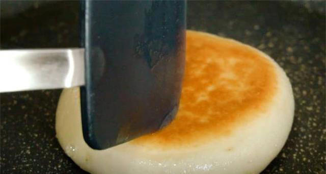 家常发面饼新做法，到锅个个起大泡，暄软又蓬松，比面包还好吃