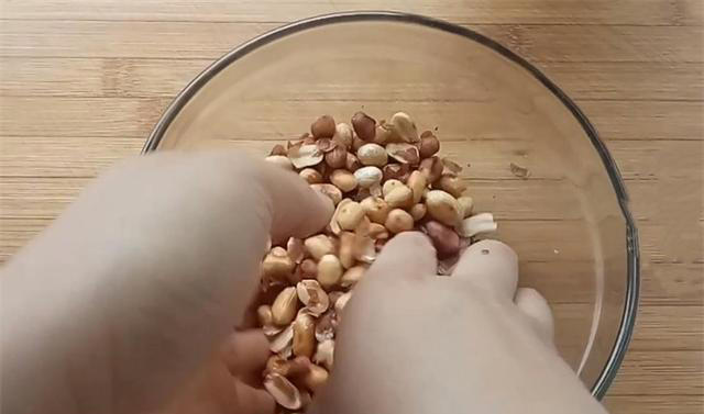 花生和面粉新吃法，一叠一抻，鼓大泡就好，香甜酥脆，做法超简单