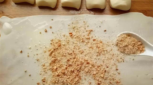 花生和面粉新吃法，一叠一抻，鼓大泡就好，香甜酥脆，做法超简单