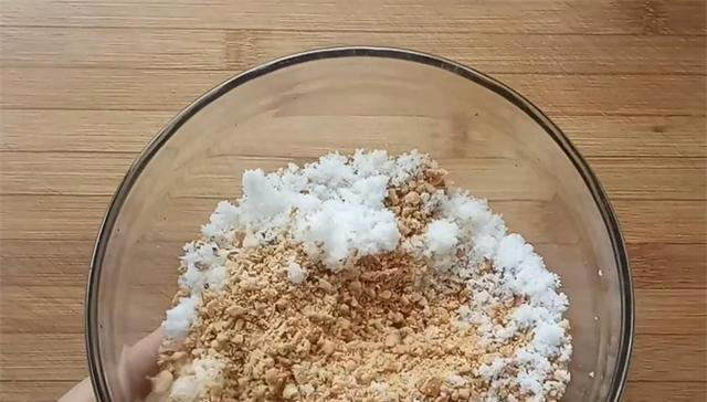 花生和面粉新吃法，一叠一抻，鼓大泡就好，香甜酥脆，做法超简单