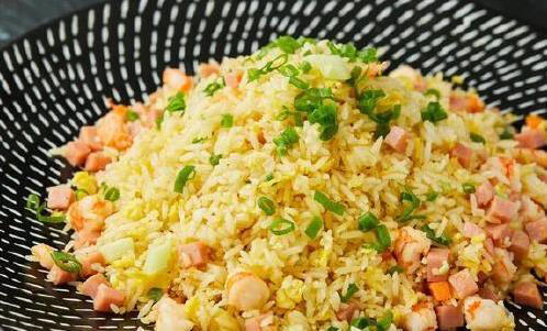 蛋炒饭做错一步就黏糊，蛋黄拌饭是关键，金黄香喷喷全家抢着吃