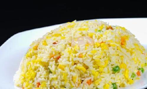 蛋炒饭做错一步就黏糊，蛋黄拌饭是关键，金黄香喷喷全家抢着吃
