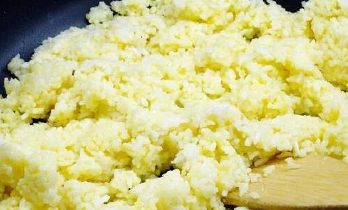 蛋炒饭做错一步就黏糊，蛋黄拌饭是关键，金黄香喷喷全家抢着吃