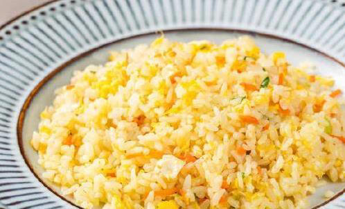 蛋炒饭做错一步就黏糊，蛋黄拌饭是关键，金黄香喷喷全家抢着吃