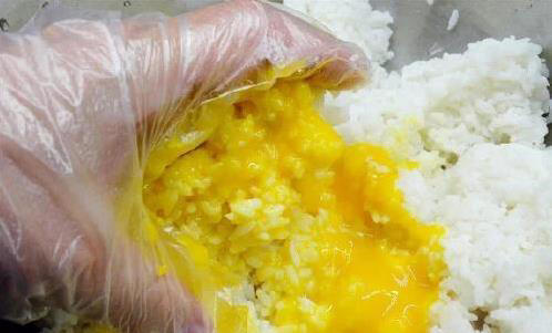 蛋炒饭做错一步就黏糊，蛋黄拌饭是关键，金黄香喷喷全家抢着吃