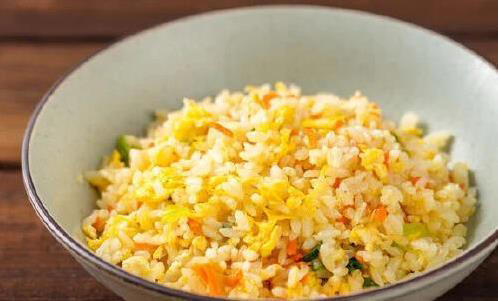 蛋炒饭做错一步就黏糊，蛋黄拌饭是关键，金黄香喷喷全家抢着吃