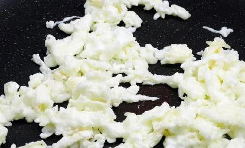 蛋炒饭做错一步就黏糊，蛋黄拌饭是关键，金黄香喷喷全家抢着吃