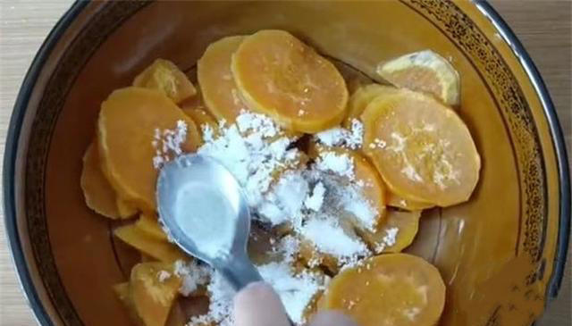 家里剩一个红薯，妈妈加点面粉，不油炸，香甜松软，孩子超爱吃