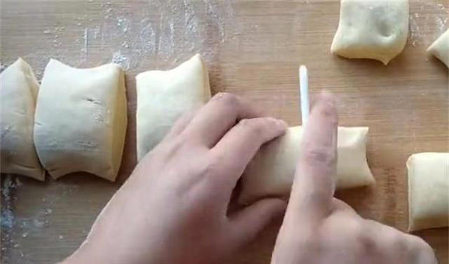 家里剩一个红薯，妈妈加点面粉，不油炸，香甜松软，孩子超爱吃