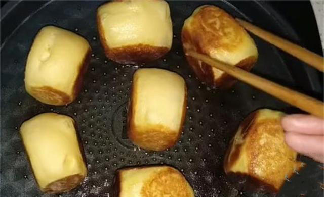 家里剩一个红薯，妈妈加点面粉，不油炸，香甜松软，孩子超爱吃