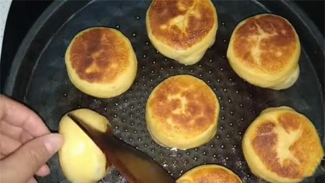 家里剩一个红薯，妈妈加点面粉，不油炸，香甜松软，孩子超爱吃