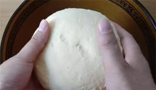 家里剩一个红薯，妈妈加点面粉，不油炸，香甜松软，孩子超爱吃