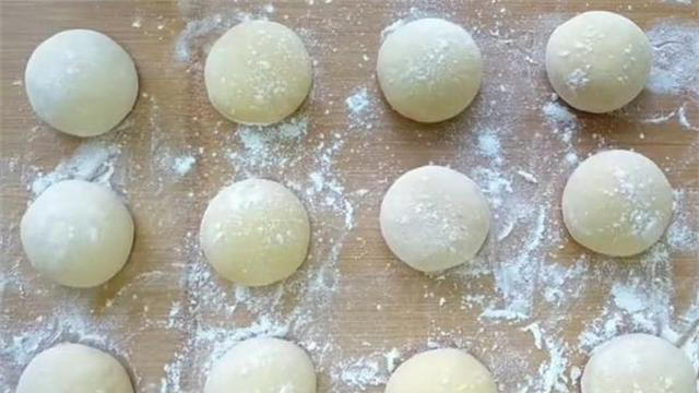 家里剩一个红薯，妈妈加点面粉，不油炸，香甜松软，孩子超爱吃