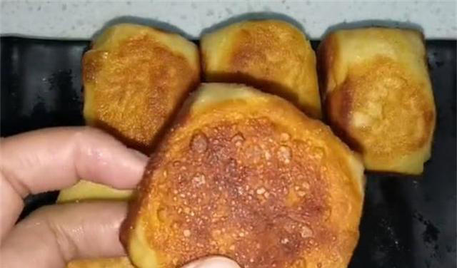 家里剩一个红薯，妈妈加点面粉，不油炸，香甜松软，孩子超爱吃