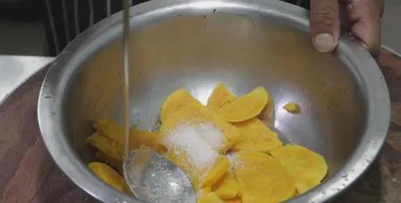 红薯丸子新做法，外酥里软超好吃，3步做出童年味道