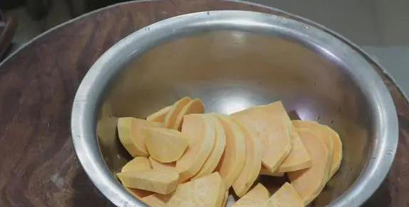 红薯丸子新做法，外酥里软超好吃，3步做出童年味道