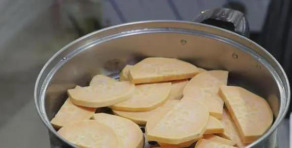 红薯丸子新做法，外酥里软超好吃，3步做出童年味道