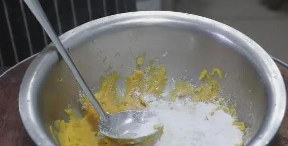 红薯丸子新做法，外酥里软超好吃，3步做出童年味道