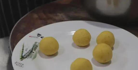 红薯丸子新做法，外酥里软超好吃，3步做出童年味道