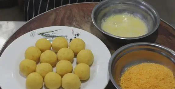 红薯丸子新做法，外酥里软超好吃，3步做出童年味道