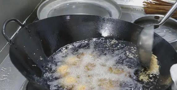 红薯丸子新做法，外酥里软超好吃，3步做出童年味道