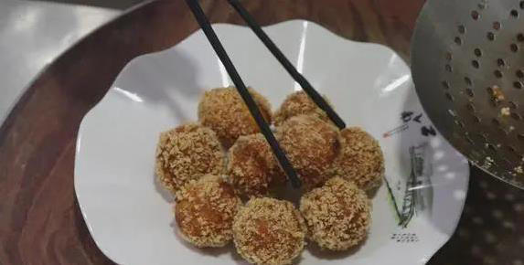 红薯丸子新做法，外酥里软超好吃，3步做出童年味道