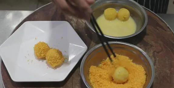 红薯丸子新做法，外酥里软超好吃，3步做出童年味道