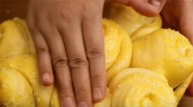 面包的懒人做法，在家轻松做出来，香甜柔软又拉丝，孩子超喜欢