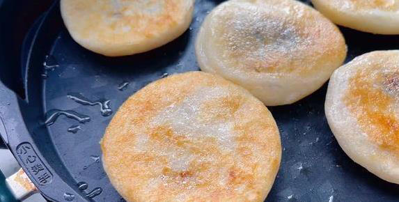 糯米饼外酥里糯香甜爆棚，10分钟学会做法，你还不试试？