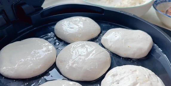 糯米饼外酥里糯香甜爆棚，10分钟学会做法，你还不试试？