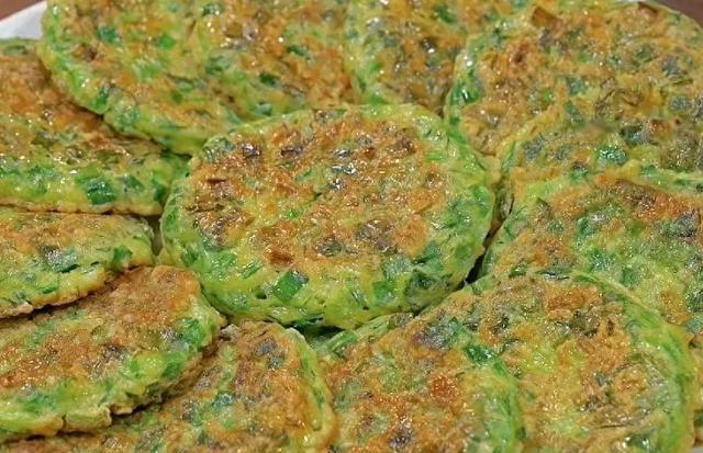 在家就能做的蔬菜饼，好吃又健康，轻松就搞定，作为早餐真不错！