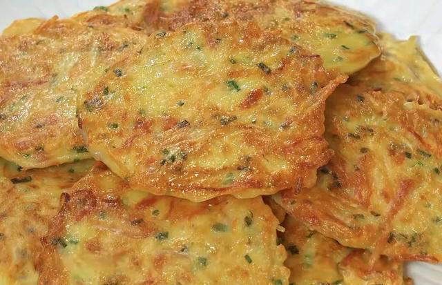 在家就能做的蔬菜饼，好吃又健康，轻松就搞定，作为早餐真不错！