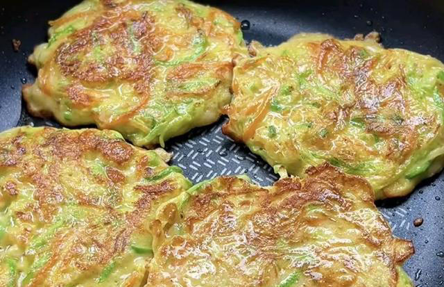 在家就能做的蔬菜饼，好吃又健康，轻松就搞定，作为早餐真不错！