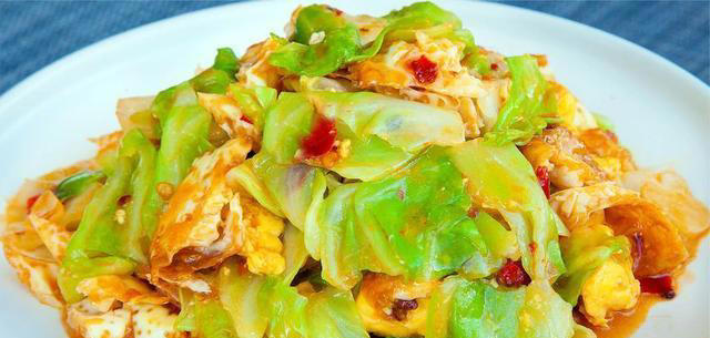 包菜不管怎么炒，不要直接下锅炒，教你一招，清脆爽口，不出水