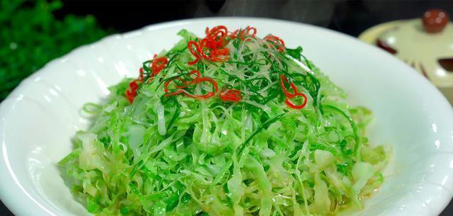 包菜不管怎么炒，不要直接下锅炒，教你一招，清脆爽口，不出水